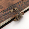 Starodávný zápisník s koženými deskami a 4 růžky na vložení fotografie na obálku
